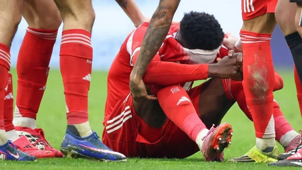 Alphonso Davies es sustituido entre lágrimas.