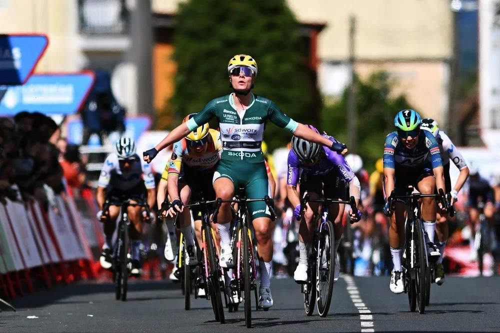 Lotte Kopecky se impone en la cuarta etapa de la Vuelta.