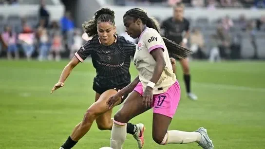 May 9, 2026; Los Angeles, California, USA; San Diego Wave forward Ludmila (17) moves the ball while Angel City FC forward Sveindís Jónsdóttir (32) defends during the first half at BMO Stadium.